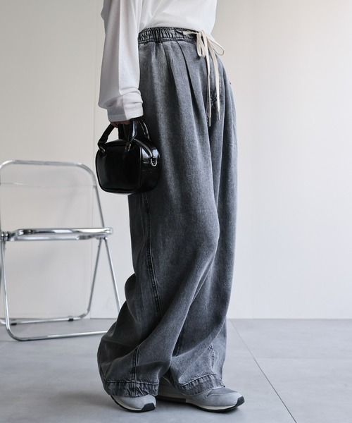 ap retro（アプレトロ）の「とろみデニム イージーワイドパンツ / 体型カバー・大人リラックス（デニムパンツ・レディース・ブルー系その他/ブラック系その他・FREE）」の2枚目の写真