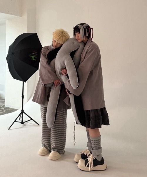 Never mind the XU / Chikashitsu+（ネバーマインド ザ エックスユー / チカシツプラス）の「【Nerd out XU】midium frill banding skirt / 【ナードアウトエックスユー】ミディアムフリルバンディングスカート <着用動画あり>（スカート・レディース・グレー/ブラック/ホワイト・S）」の6枚目の写真