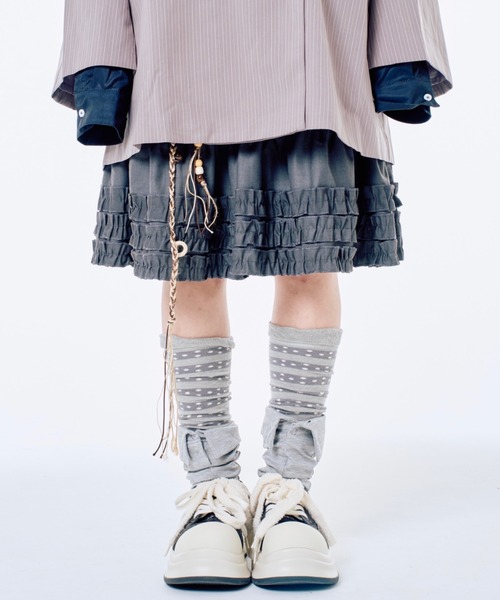 Never mind the XU / Chikashitsu+（ネバーマインド ザ エックスユー / チカシツプラス）の「【Nerd out XU】midium frill banding skirt / 【ナードアウトエックスユー】ミディアムフリルバンディングスカート <着用動画あり>（スカート・レディース・グレー/ブラック/ホワイト・S）」の12枚目の写真