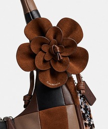 Coachtopia（コーチトピア）の「ローズ バッグ チャーム・アップクラフト スエード（ブローチ/コサージュ）」