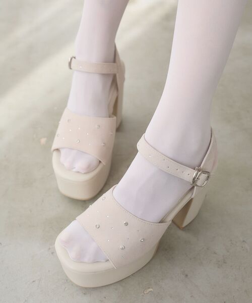 MAJESTIC LEGON（マジェスティックレゴン）の「軽盛れヒールビジューサンダル（サンダル・レディース・アイボリー/ブラック・SMALL/MEDIUM/LARGE/X-LARGE）」の3枚目の写真