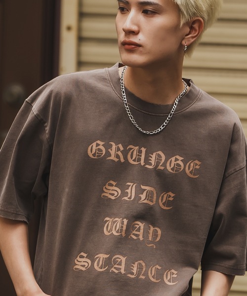 En serio TOKYO(エンソリオトーキョー)の「【SIDEWAYSTANCE】ブラックレターロゴ半袖グランジTシャツ 70479(Tシャツ/カットソー・メンズ・ブラック/ブラウン・SMALL/MEDIUM/X-LARGE/LARGE)」の2枚目の写真