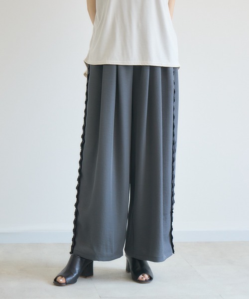 Paradise Picnic(パラダイスピクニック)の「TRANOI. サテンサイドフリルパンツ(その他パンツ・レディース・ブラック/ベージュ/チャコールグレー・FREE)」の1枚目の写真