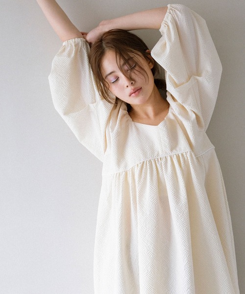 KBF（ケイビーエフ）の「タックスリーブミニワンピース（ワンピース・レディース・アイボリー/ブラック/ブルー・ONE）」の4枚目の写真