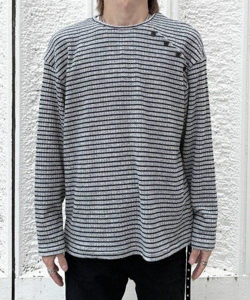 Never mind the XU / Chikashitsu+（ネバーマインド ザ エックスユー / チカシツプラス）の「【nmtc+】diagonal button border long sleeve / 【エヌエムティーシープラス】ダイアゴナルボタンボーダー長袖Ｔシャツ（Tシャツ/カットソー・メンズ・グレー/チャコール・ONE SIZE）」の8枚目の写真
