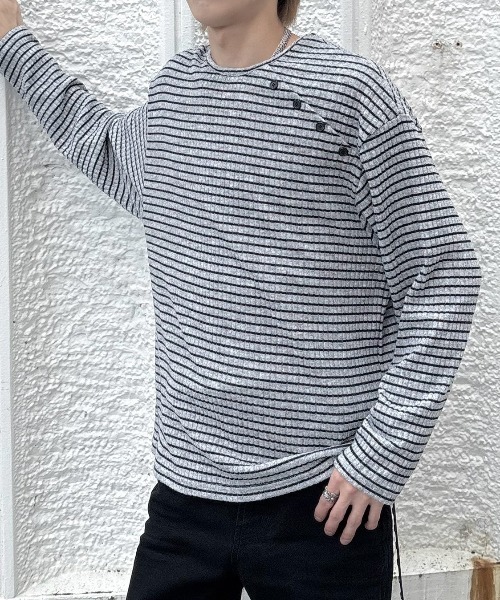 Never mind the XU / Chikashitsu+（ネバーマインド ザ エックスユー / チカシツプラス）の「【nmtc+】diagonal button border long sleeve / 【エヌエムティーシープラス】ダイアゴナルボタンボーダー長袖Ｔシャツ（Tシャツ/カットソー・メンズ・グレー/チャコール・ONE SIZE）」の7枚目の写真