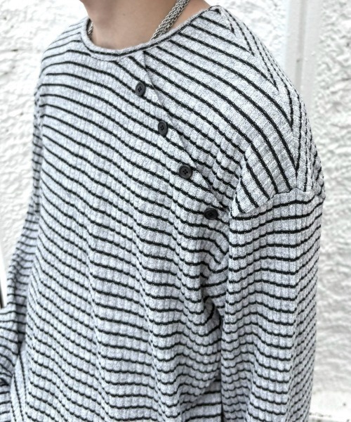 Never mind the XU / Chikashitsu+（ネバーマインド ザ エックスユー / チカシツプラス）の「【nmtc+】diagonal button border long sleeve / 【エヌエムティーシープラス】ダイアゴナルボタンボーダー長袖Ｔシャツ（Tシャツ/カットソー・メンズ・グレー/チャコール・ONE SIZE）」の11枚目の写真