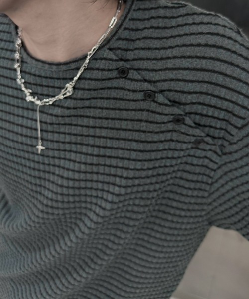 Never mind the XU / Chikashitsu+（ネバーマインド ザ エックスユー / チカシツプラス）の「【nmtc+】diagonal button border long sleeve / 【エヌエムティーシープラス】ダイアゴナルボタンボーダー長袖Ｔシャツ（Tシャツ/カットソー・メンズ・グレー/チャコール・ONE SIZE）」の20枚目の写真