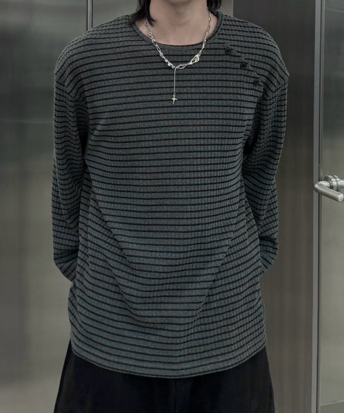 Never mind the XU / Chikashitsu+（ネバーマインド ザ エックスユー / チカシツプラス）の「【nmtc+】diagonal button border long sleeve / 【エヌエムティーシープラス】ダイアゴナルボタンボーダー長袖Ｔシャツ（Tシャツ/カットソー・メンズ・グレー/チャコール・ONE SIZE）」の15枚目の写真
