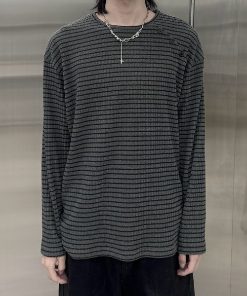 Never mind the XU / Chikashitsu+（ネバーマインド ザ エックスユー / チカシツプラス）の「【nmtc+】diagonal button border long sleeve / 【エヌエムティーシープラス】ダイアゴナルボタンボーダー長袖Ｔシャツ（Tシャツ/カットソー・メンズ・グレー/チャコール・ONE SIZE）」の17枚目の写真
