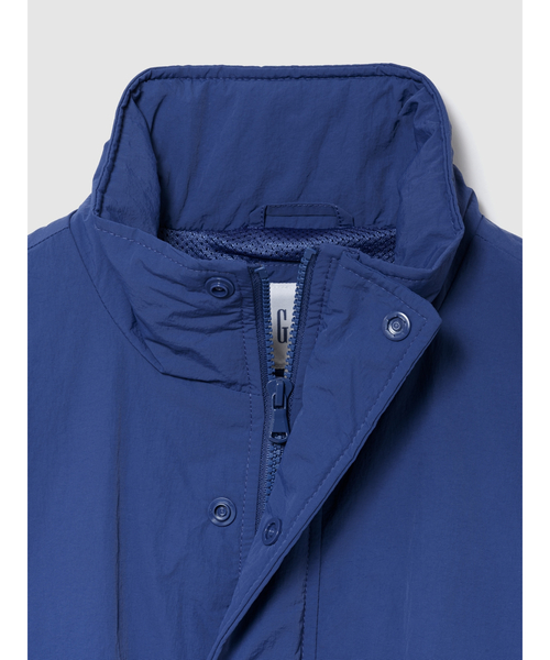 GAP(ギャップ)の「オーバーサイズ GAPロゴ トラックジャケット(ナイロンジャケット・メンズ・ブルー/ブラック・L/M/S/XS/XL)」の6枚目の写真