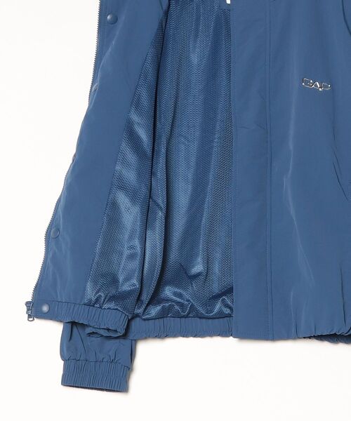 GAP(ギャップ)の「オーバーサイズ GAPロゴ トラックジャケット(ナイロンジャケット・メンズ・ブルー/ブラック・L/M/S/XS/XL)」の3枚目の写真