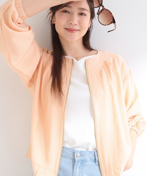 SHOO・LA・RUE(シューラルー)の「【洗濯機可/UV/S-LL】程よい透け感 襟元タック シアーブルゾン(ブルゾン・レディース・ブラウン系/オフホワイト/ブラック/オレンジ系・01/02/03/04)」の4枚目の写真