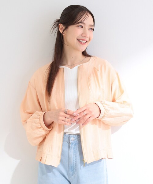 SHOO・LA・RUE(シューラルー)の「【洗濯機可/UV/S-LL】程よい透け感 襟元タック シアーブルゾン(ブルゾン・レディース・ブラウン系/オフホワイト/ブラック/オレンジ系・01/02/03/04)」の5枚目の写真