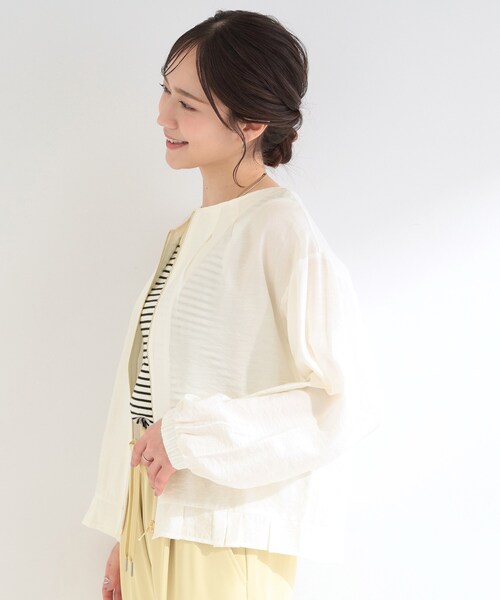 SHOO・LA・RUE(シューラルー)の「【洗濯機可/UV/S-LL】程よい透け感 襟元タック シアーブルゾン(ブルゾン・レディース・ブラウン系/オフホワイト/ブラック/オレンジ系・01/02/03/04)」の7枚目の写真