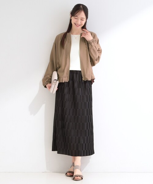 SHOO・LA・RUE(シューラルー)の「【洗濯機可/UV/S-LL】程よい透け感 襟元タック シアーブルゾン(ブルゾン・レディース・ブラウン系/オフホワイト/ブラック/オレンジ系・01/02/03/04)」の16枚目の写真