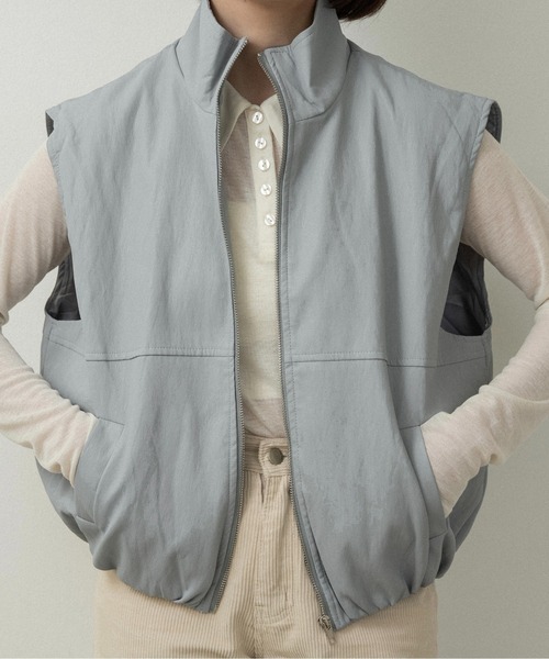 lawgy(ラウジー)の「stand neck zip front panel vest / スタンドネックジップフロントパネルベスト(ベスト・レディース・ライトブルー/ベージュ・FREE)」の1枚目の写真