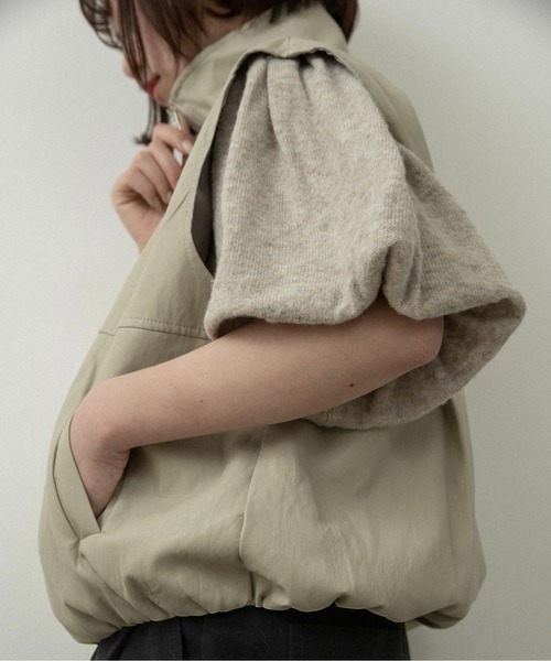 lawgy(ラウジー)の「stand neck zip front panel vest / スタンドネックジップフロントパネルベスト(ベスト・レディース・ライトブルー/ベージュ・FREE)」の6枚目の写真