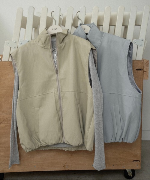 lawgy(ラウジー)の「stand neck zip front panel vest / スタンドネックジップフロントパネルベスト(ベスト・レディース・ライトブルー/ベージュ・FREE)」の3枚目の写真