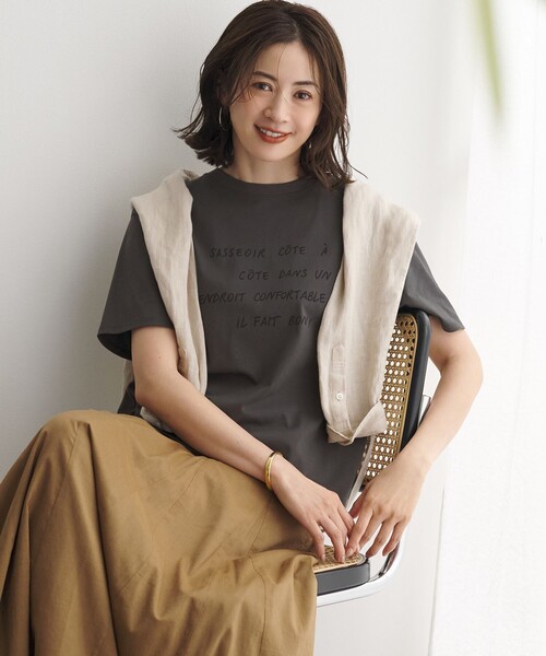 23区 S(ニジュウサンクチイサイサイズ)の「リラクシーシルエット メッセージ ロゴTシャツ(Tシャツ/カットソー・レディース・ホワイト系/グレー系・32)」の2枚目の写真