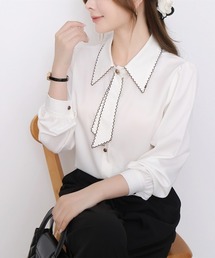 「大人可愛いアクセント」波打つ縁取りデザインのフェミニン長袖ボータイブラウス