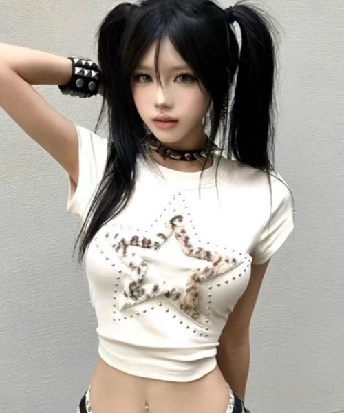 lilful(リルフル)の「【26年春夏新作】レオパード柄ファー&スタッズアクセント スターモチーフ半袖ピチT(Tシャツ/カットソー・レディース・ホワイト/ブラック・F)」の1枚目の写真