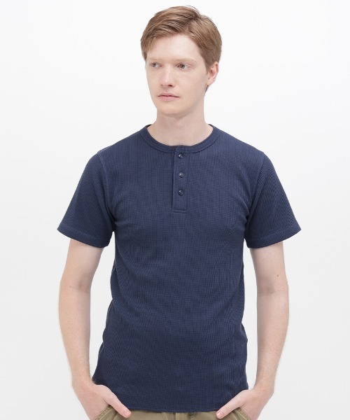 AVIREX(アヴィレックス)の「《DAILY/デイリー》THERMAL HENLEY NECK T-SHIRT / サーマル ヘンリーネック半袖Tシャツ / AVIREX / アヴィレックス(Tシャツ/カットソー・メンズ・グレー/オフホワイト/ネイビー/オリーブ/ブラック・X-LARGE/XX-LARGE/LARGE/SMALL/MEDIUM)」の5枚目の写真