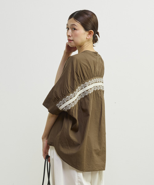 MELROSE claire（メルローズ クレール）の「【コットンバック刺しゅうブラウス】（シャツ/ブラウス・レディース・オフホワイト/ブラック/ブラウン・FREE）」の3枚目の写真