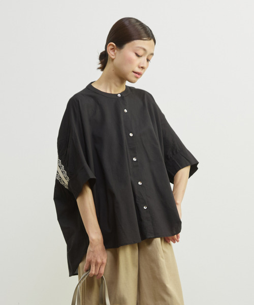 MELROSE claire（メルローズ クレール）の「【コットンバック刺しゅうブラウス】（シャツ/ブラウス・レディース・オフホワイト/ブラック/ブラウン・FREE）」の2枚目の写真