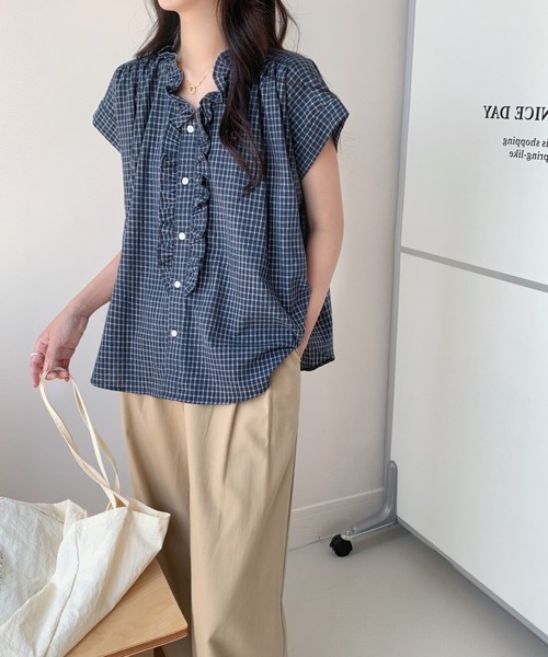 FAVORITO(ファヴォリート)の「フリルチェック柄ブラウス(シャツ/ブラウス・レディース・ネイビー/ホワイト・F)」の2枚目の写真
