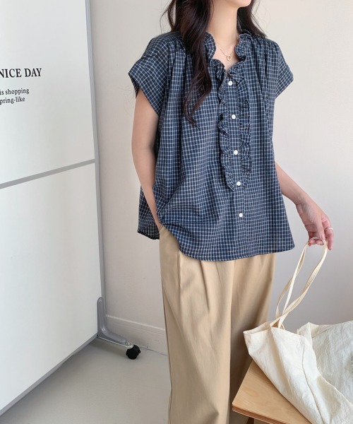 FAVORITO(ファヴォリート)の「フリルチェック柄ブラウス(シャツ/ブラウス・レディース・ネイビー/ホワイト・F)」の3枚目の写真