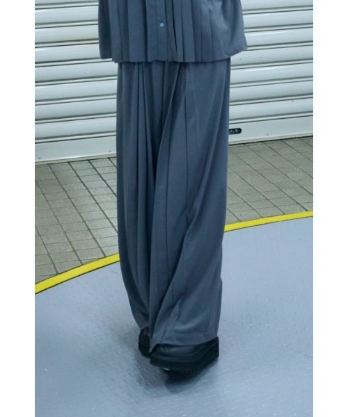 ENFOLD（エンフォルド）の「BOX PLEATS WIDE-PANTS（スラックス・レディース・ブラック/グレー・38/36/34）」の5枚目の写真