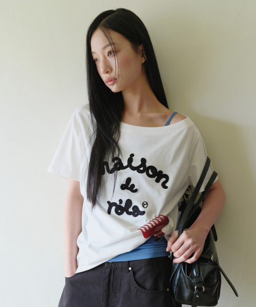 ROLAROLA(ロラロラ)の「MAISON DE ROLA EMBROIDERY OFF SHOULDER T-SHIRT OFF WHITE(Tシャツ/カットソー・レディース・オフホワイト・FREE)」の1枚目の写真