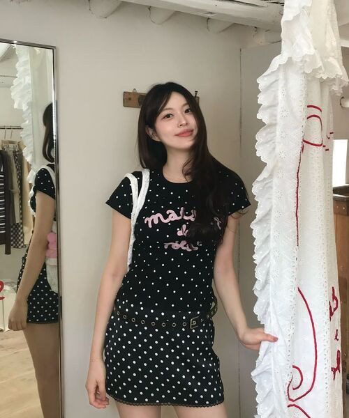 ROLAROLA(ロラロラ)の「MAISON DE ROLA EMBROIDERY OFF SHOULDER T-SHIRT OFF WHITE(Tシャツ/カットソー・レディース・オフホワイト・FREE)」の3枚目の写真