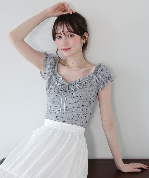 BLUEEAST(ブルーイースト)の「フラワー柄フリルリボンカットソー(Tシャツ/カットソー・レディース・ホワイト/グレー/イエロー・MEDIUM)」の3枚目の写真