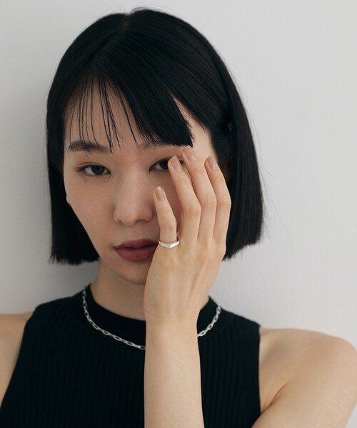 COCOSHNIK ONKITSCH(ココシュニックオンキッチュ)の「シルバー レクタングルシグネットピンキーリング(リング・レディース・クリア・03/05)」の2枚目の写真