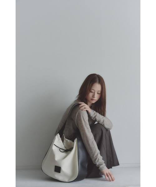 RT;ESKA(アールティーエスカ)の「RT;ESKA(アールティーエスカ) / Shape Tote - Circle(トートバッグ・レディース・ブラック/アイボリー・FREE)」の12枚目の写真