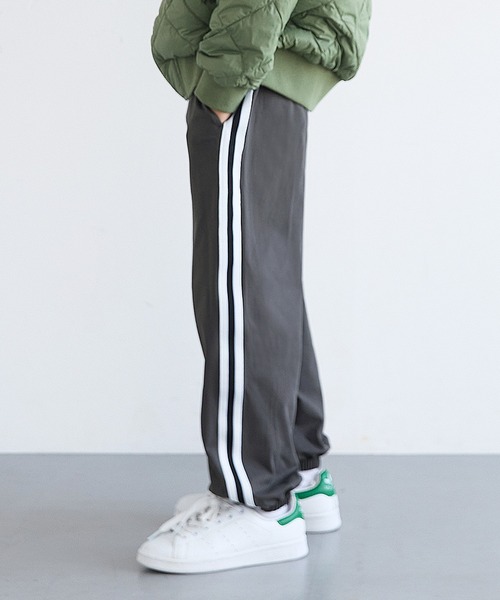 coca（coca）（コカ）の「キッズ　ラインジョガーパンツ（その他パンツ・キッズ・チャコール/ブラック・120/130/140/150）」の2枚目の写真