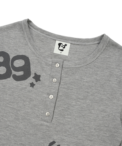LMR(エルエムアール)の「レタリンググラフィックワッフルヘンリーネック長袖TシャツGREY(Tシャツ/カットソー・レディース・チャコールグレー・SMALL/MEDIUM)」の4枚目の写真