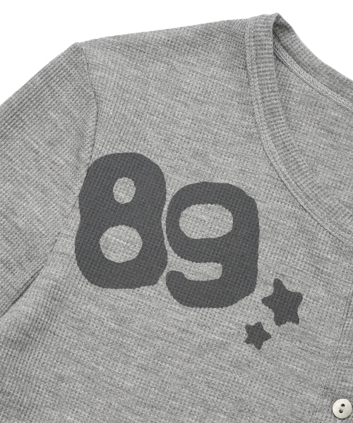 LMR(エルエムアール)の「レタリンググラフィックワッフルヘンリーネック長袖TシャツGREY(Tシャツ/カットソー・レディース・チャコールグレー・SMALL/MEDIUM)」の5枚目の写真