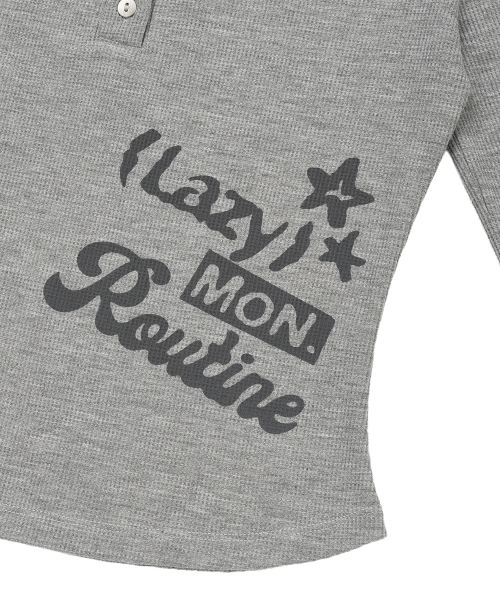 LMR(エルエムアール)の「レタリンググラフィックワッフルヘンリーネック長袖TシャツGREY(Tシャツ/カットソー・レディース・チャコールグレー・SMALL/MEDIUM)」の6枚目の写真