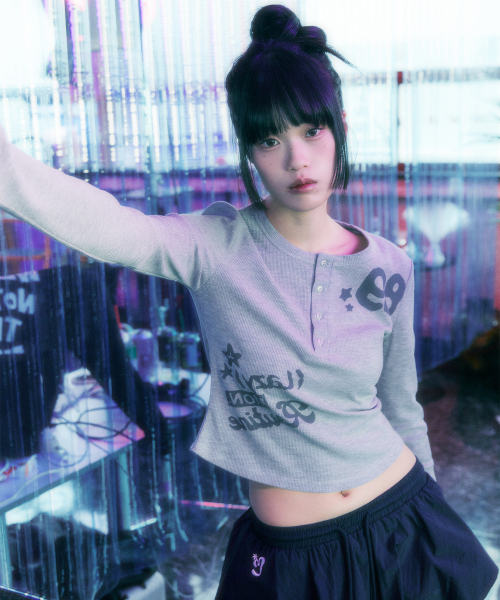 LMR(エルエムアール)の「レタリンググラフィックワッフルヘンリーネック長袖TシャツGREY(Tシャツ/カットソー・レディース・チャコールグレー・SMALL/MEDIUM)」の7枚目の写真