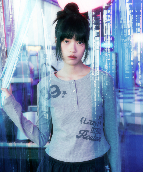 LMR(エルエムアール)の「レタリンググラフィックワッフルヘンリーネック長袖TシャツGREY(Tシャツ/カットソー・レディース・チャコールグレー・SMALL/MEDIUM)」の8枚目の写真