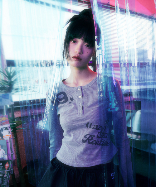 LMR(エルエムアール)の「レタリンググラフィックワッフルヘンリーネック長袖TシャツGREY(Tシャツ/カットソー・レディース・チャコールグレー・SMALL/MEDIUM)」の9枚目の写真