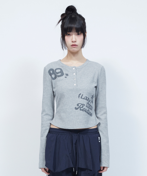 LMR(エルエムアール)の「レタリンググラフィックワッフルヘンリーネック長袖TシャツGREY(Tシャツ/カットソー・レディース・チャコールグレー・SMALL/MEDIUM)」の10枚目の写真