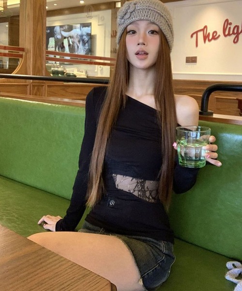 meJane(ミージェーン)の「レースカットアウト ワンショルダートップス(Tシャツ/カットソー・レディース・ホワイト/ブラック・FREE)」の5枚目の写真