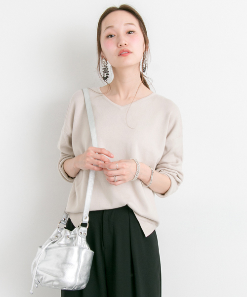 URBAN RESEARCH（アーバンリサーチ）の「UR 総針Vネックニットプルオーバー（ニット/セーター・レディース・ネイビー/ベージュ/ピンク/ブルー・FREE）」の2枚目の写真