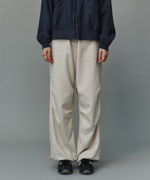 SIYAZU（シヤジュ）の「SIPT7212 ファティーグ パラシュートパンツ_Dust cream（その他パンツ・レディース・アイボリー・SMALL/MEDIUM）」の2枚目の写真