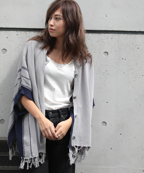 Denime(ドゥニーム)の「コットン 2ウェイ ポンチョ(カーディガン/ボレロ・レディース・ネイビー/オフホワイト/グレー・MEDIUM)」の2枚目の写真