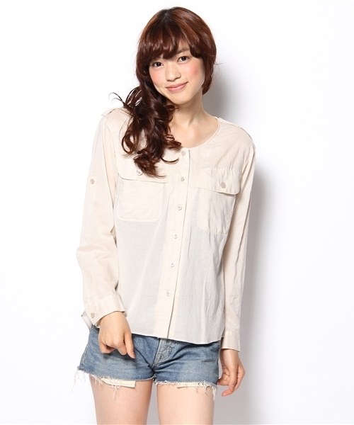 KariAng（カリアング）の「フラップＰＫノーカラーシャツ（シャツ/ブラウス・レディース・ホワイト/ベージュ/ネイビー・SMALL/MEDIUM）」の2枚目の写真
